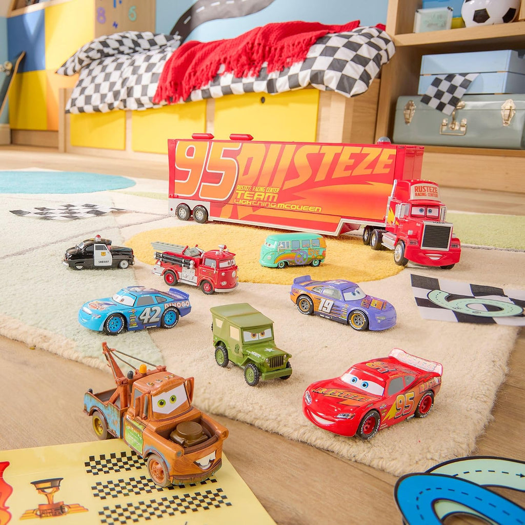 Set de juego oficial de Mack Hauler de Disney Store - Portaautos con luz y sonido Mack con 8 vehículos de metal a presión con retroceso - Rojo, Fillmore, Lightning McQueen, Bobby Swift, Cal Weathers