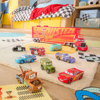 Set de juego oficial de Mack Hauler de Disney Store - Portaautos con luz y sonido Mack con 8 vehículos de metal a presión con retroceso - Rojo, Fillmore, Lightning McQueen, Bobby Swift, Cal Weathers
