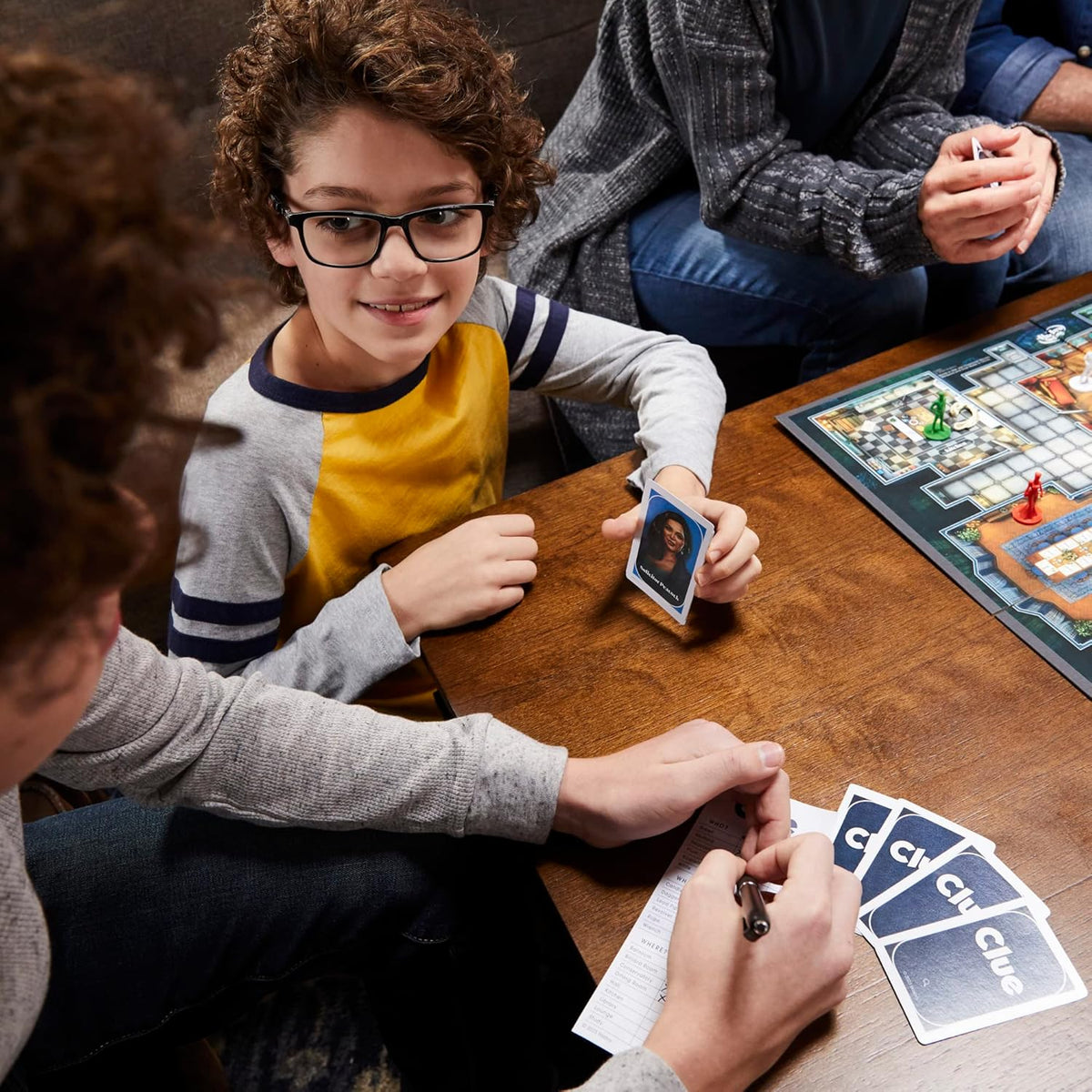Juego de mesa de pistas para edades de 8 años en adelante