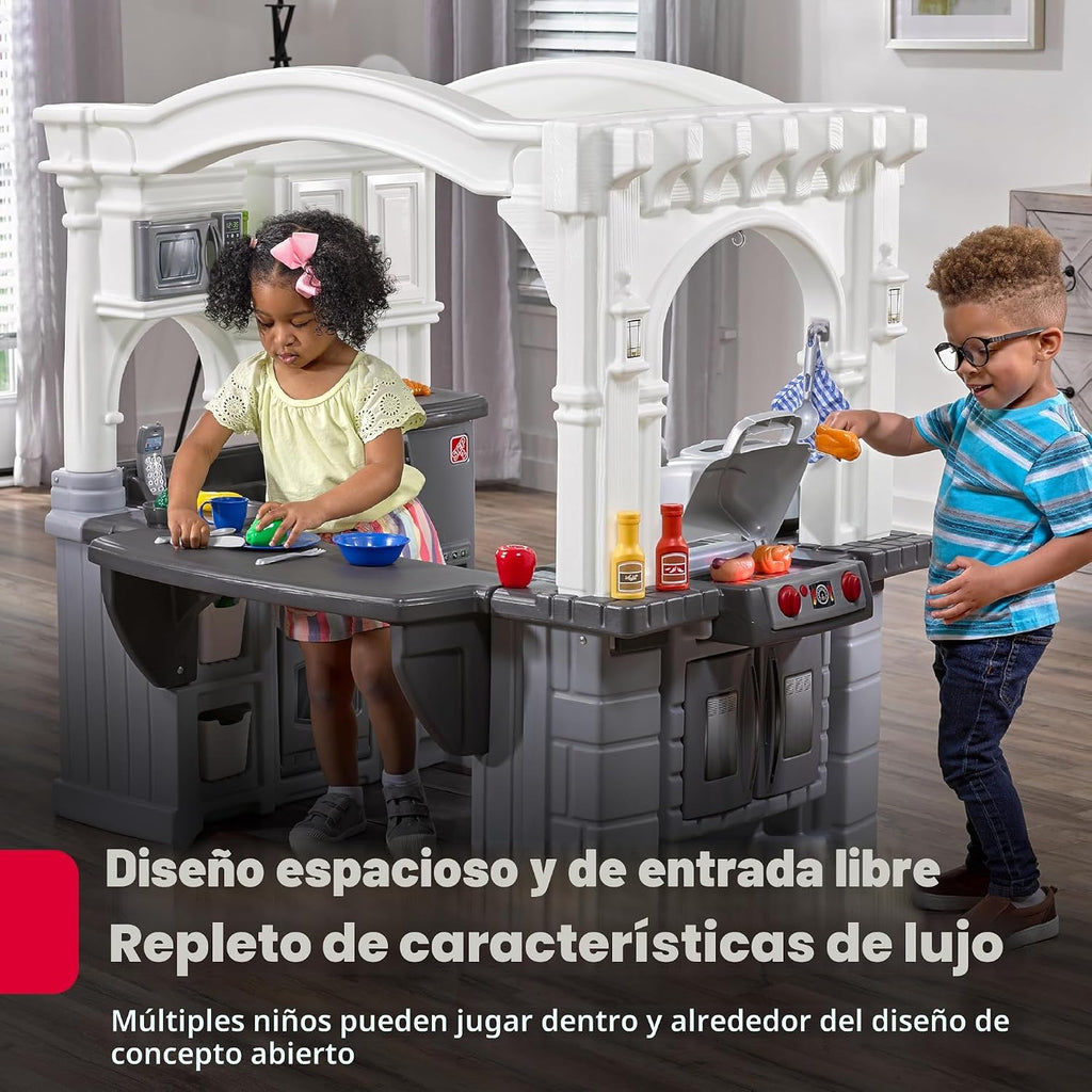 Step2 Grand Walk-in - Juego de cocina y parrilla para niños, cocineta para interiores y exteriores, juego interactivo con luces y sonidos, plástico duradero, accesorios de juguete de 103 piezas, niños