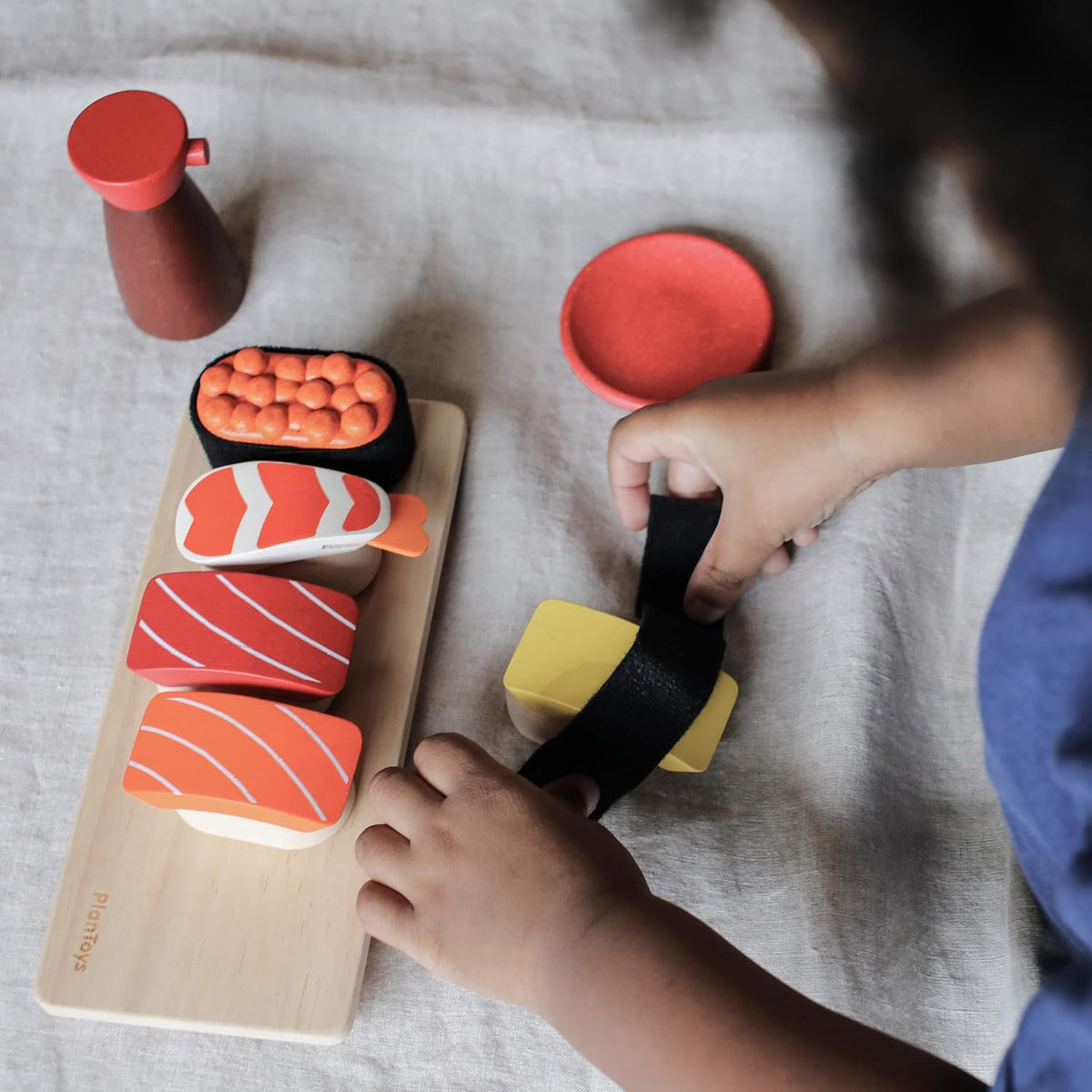 PlanToys Juego de sushi de madera (3627) | Hecho de forma sostenible de madera de caucho y pinturas y tintes no tóxicos