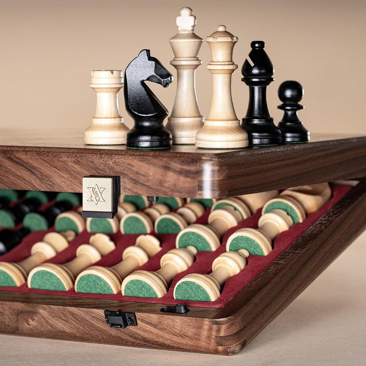 A&A Juego de mesa de ajedrez premium, tablero de ajedrez de madera de 15 pulgadas y piezas de ajedrez únicas de altura King de 3 pulgadas con 2 reinas adicionales, juego de ajedrez de viaje portátil para adultos y niños (nogal natural, 15 pulgadas)