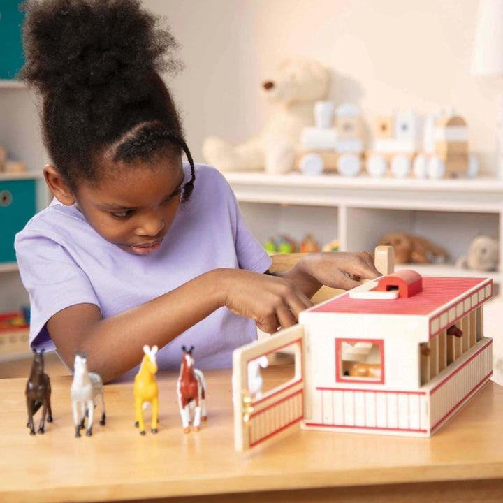 Establo de madera de juguete con 8 caballos, de Melissa &amp; Doug