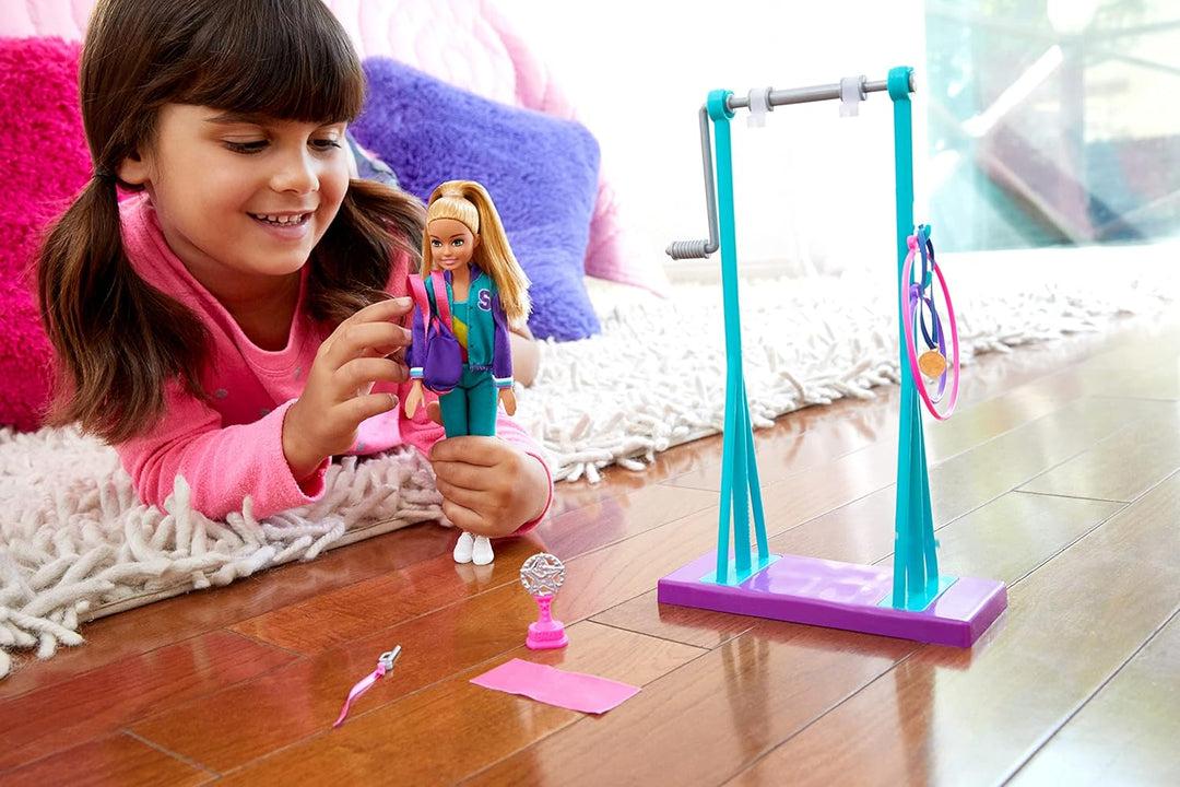 Muñeca Barbie Team Stacie y Set de Juego de Gimnasia con Barra Gira...