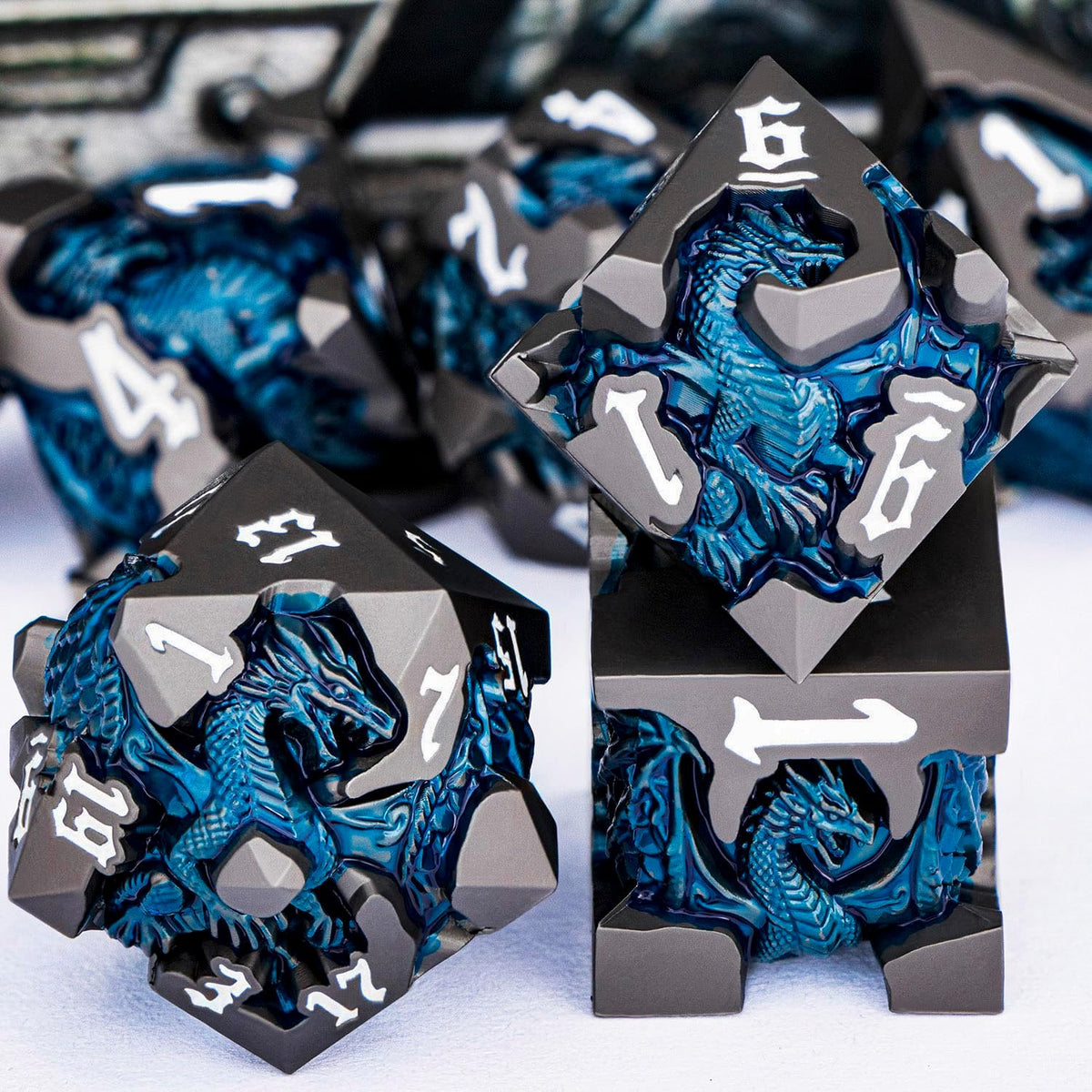 Juego de dados DND de dragones 3D con caja de regalo, dados D y D de metal para uso con juegos de rol D&D, juego de dados poliédricos de mazmorras D20 D12 D10 D8 D6 D4 (negro azul)
