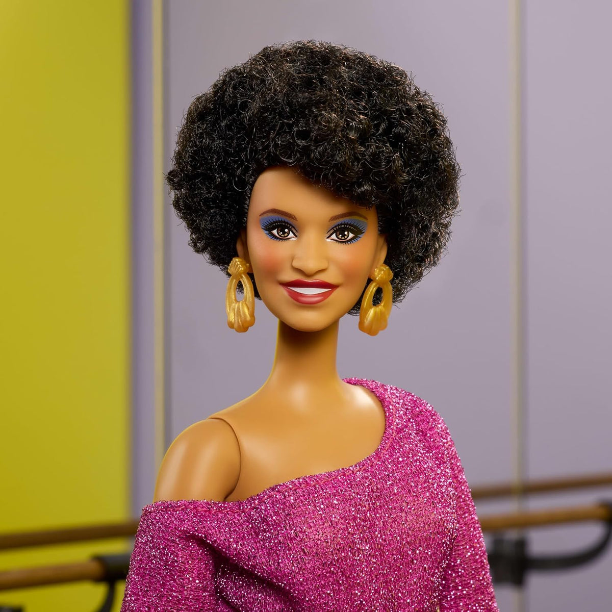 Muñeca Barbie Signature, Colección Homenaje a Debbie Allen Muñeca Articulada con Top Hombros Descubiertos, Cinturón Dorado y Pantalones Morados con Flecos y Calentadores de Pierna