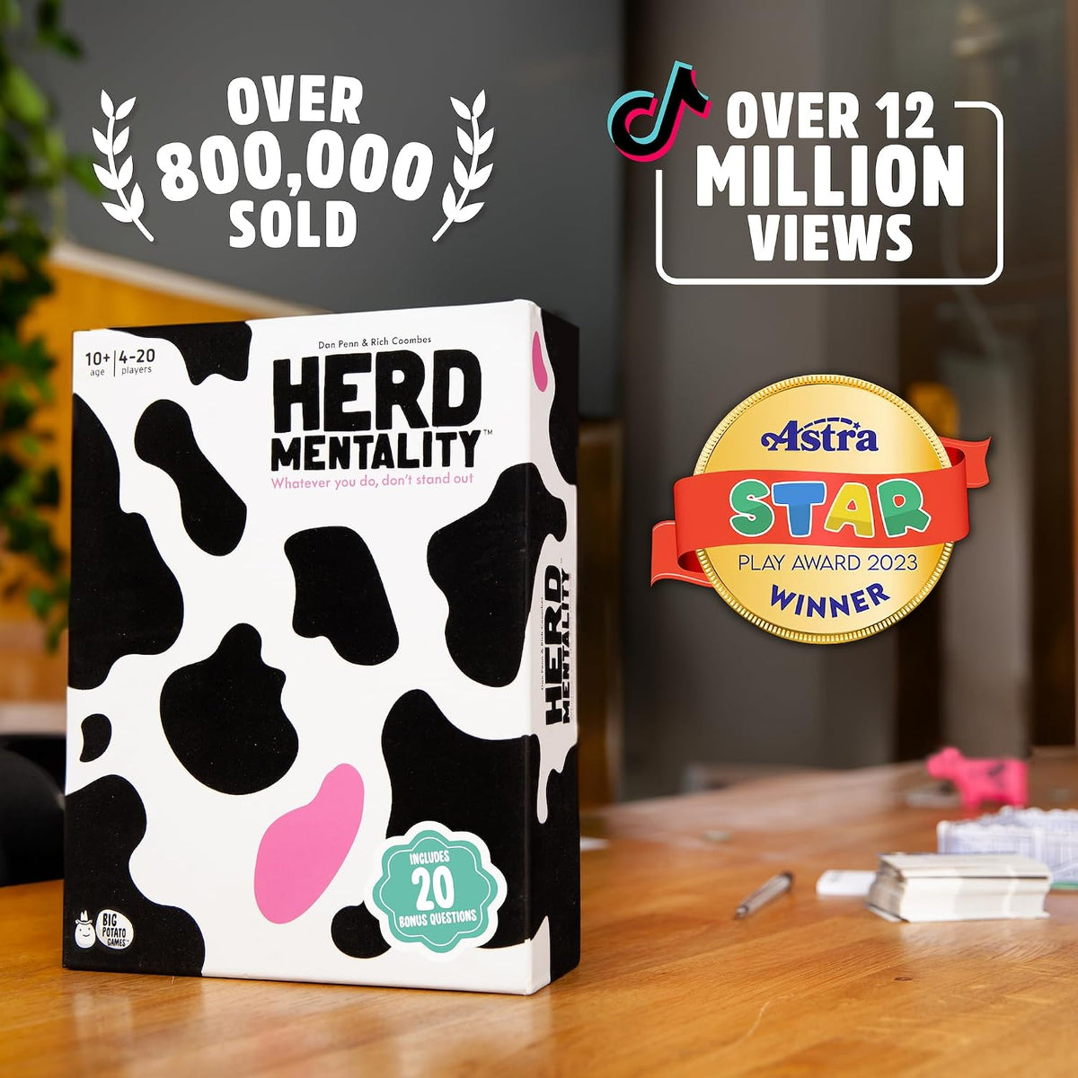 The Chameleon + Herd Mentality | Paquete galardonado de juego familiar y de fiesta para adultos, adolescentes y niños | Divertidos juegos de farol y adivinanzas para la noche de juegos | Incluye