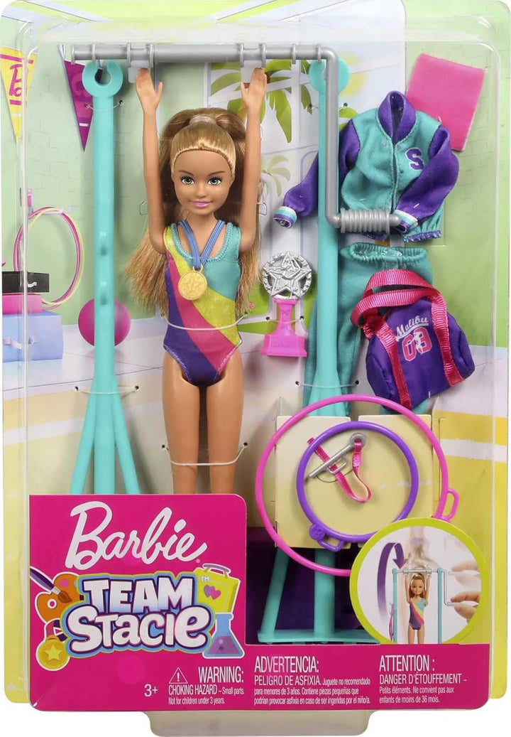 Muñeca Barbie Team Stacie y Set de Juego de Gimnasia con Barra Gira...