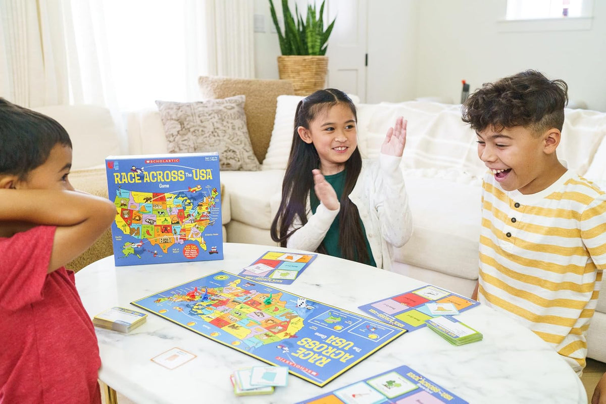 University Games, Scholastic Race Across the USA Juego de Mesa, Juego de Aprendizaje de Geografía para Niños y Familias, para 2 a 4 Jugadores a partir de 8 Años en Adelante
