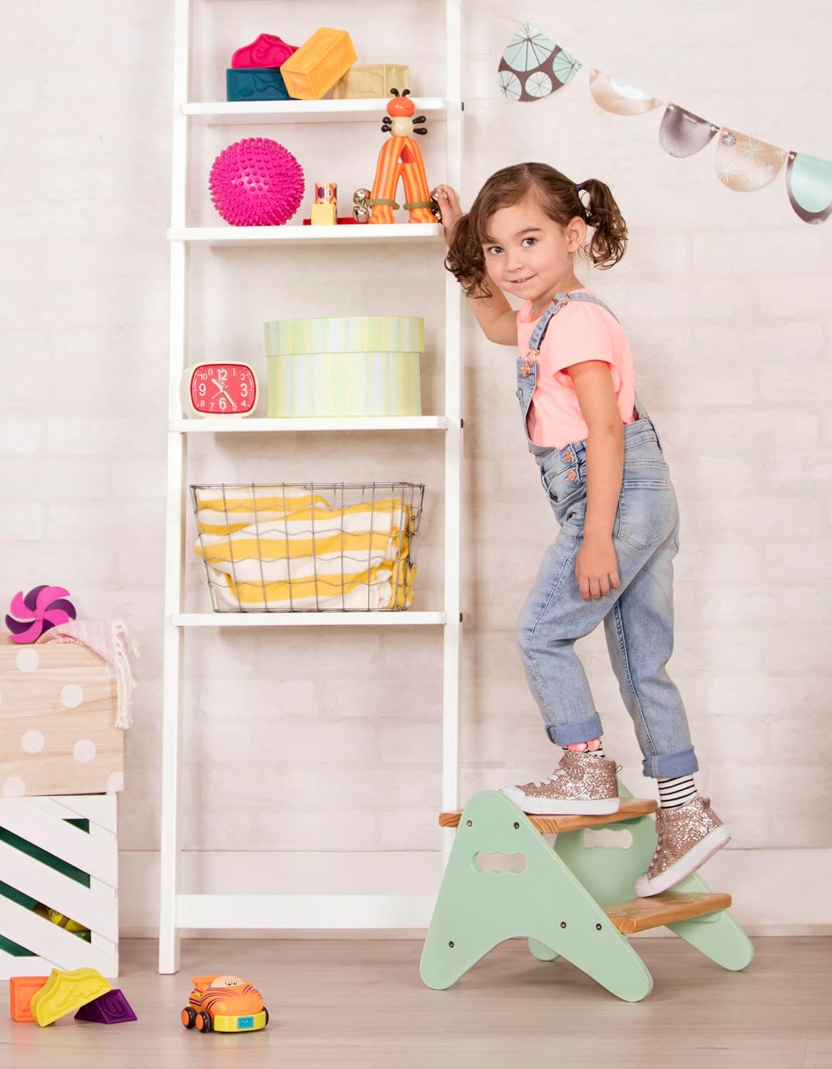 B. toys - B. spaces- B. spaces by Battat - Taburete de madera de dos escalones para niños - Peek-A-Boost - Menta y madera- 2 años +