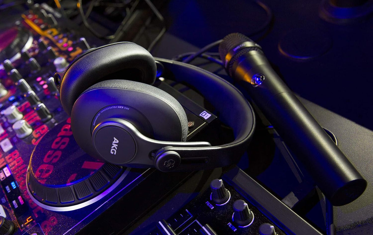 AKG Pro Audio K371 - Auriculares con cable sobre la oreja, con parte posterior cerrada, plegables para grabación profesional en estudio, monitor de estudio, mezcla, podcast, auriculares estéreo para