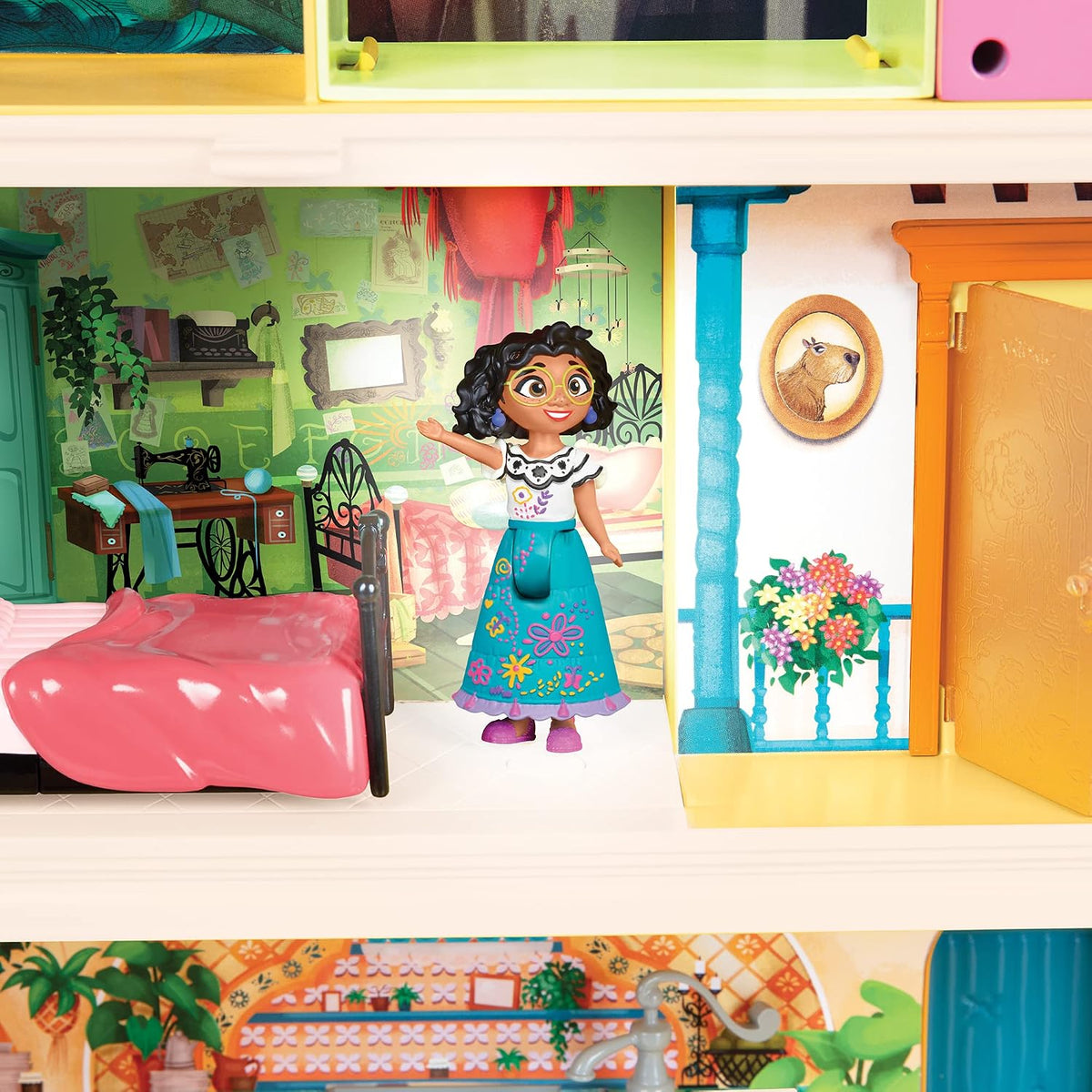 Disney Encanto - Set de juego de la casa mágica Madrigal con muñeca Mirabel y 14 accesorios - ¡Incluye luces, sonidos y música!