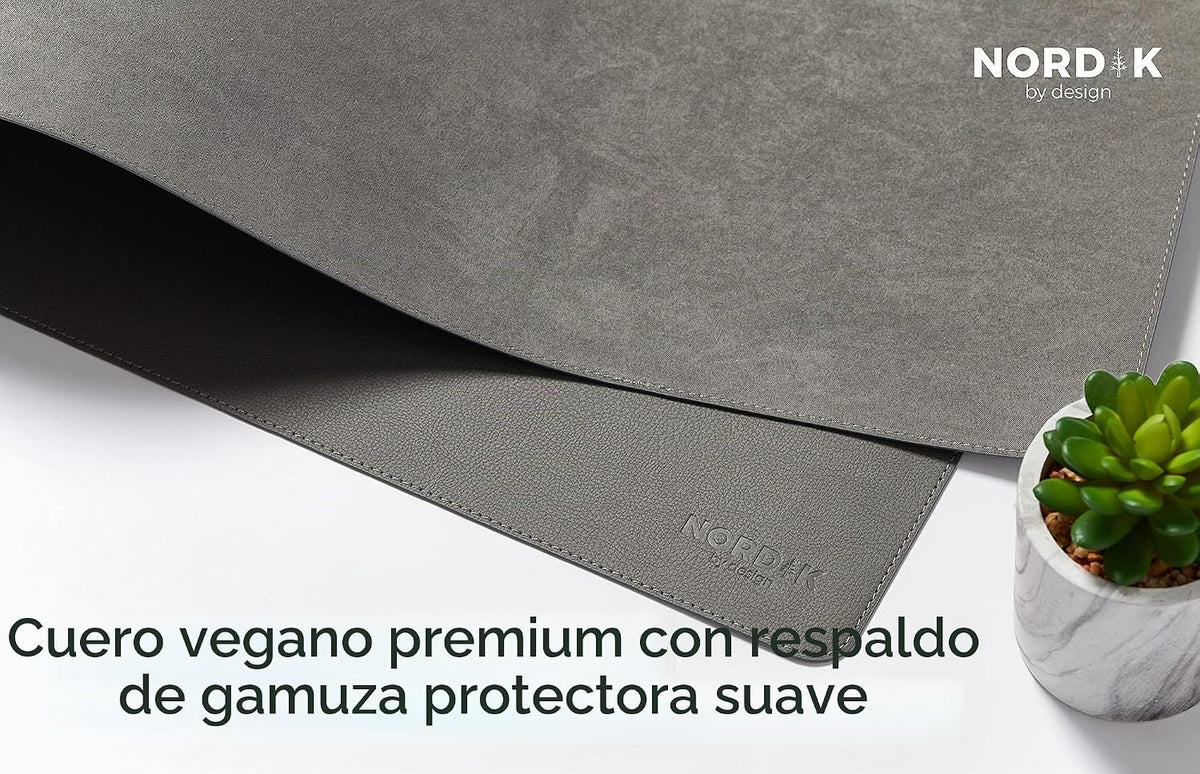 Nordik - Alfombrilla de Escritorio de Cuero con Organizador de Cables - Gris Alaska 35 X 17 pulgadas - Alfombrilla de Ratón Extendida Premium para Accesorios de Oficina en Casa - Protector de
