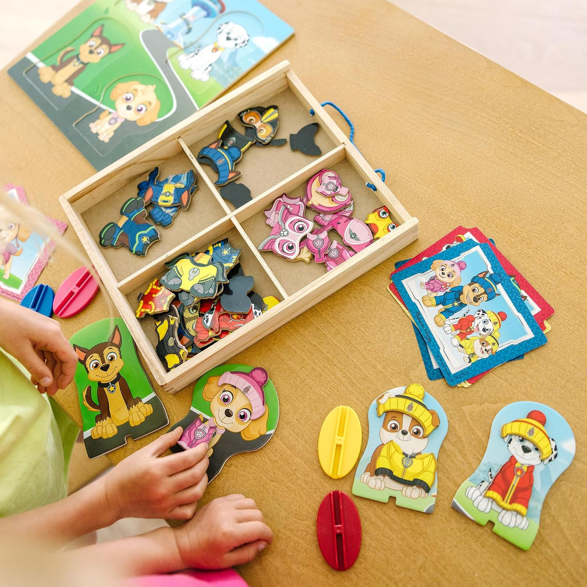Melissa & Doug Juego de actividades magnéticas de madera de Paw Patrol