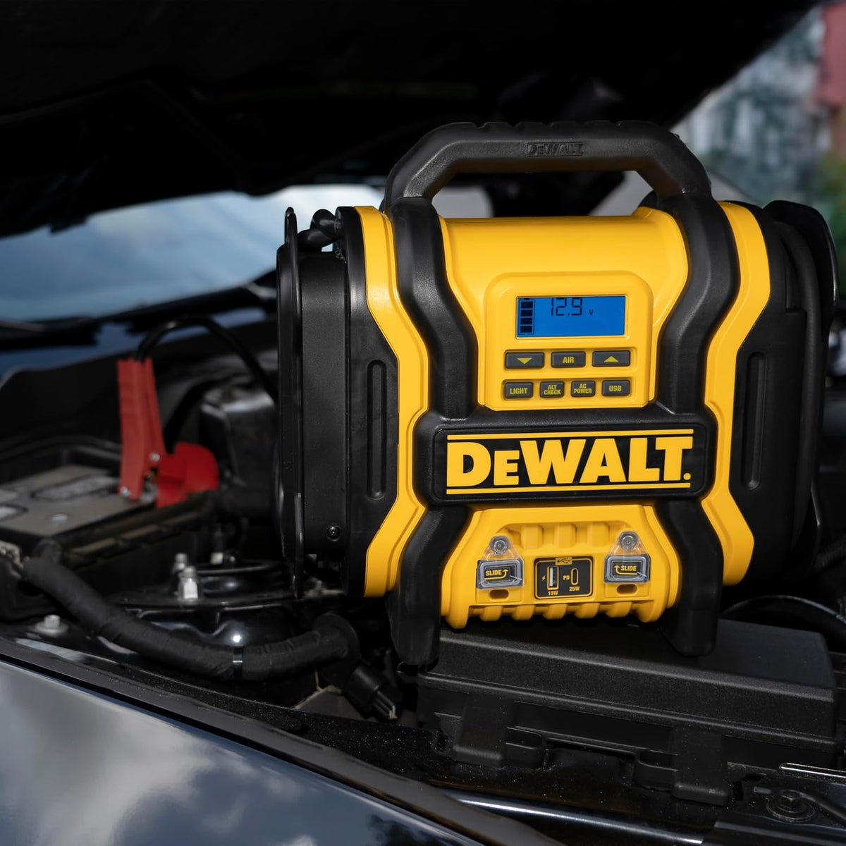 DEWALT DXAEPS14 Arrancador de salto de pico de 2000 amperios con inflador