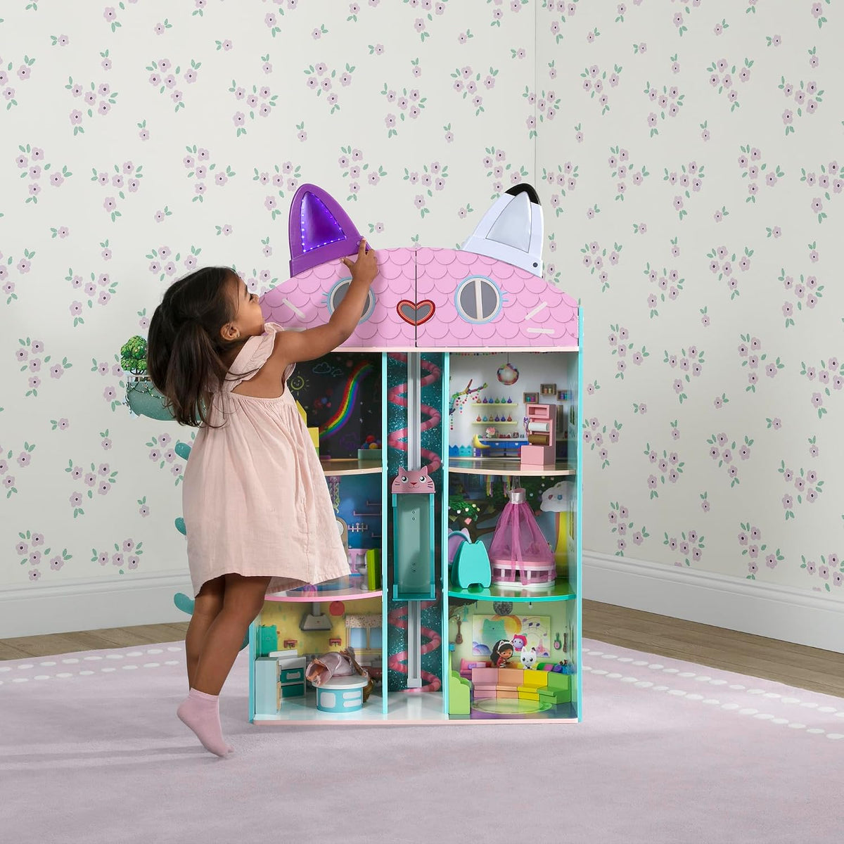 Gabby's Dollhouse Purrfect Playhouse de Delta Children - Cuenta con sonidos y orejas iluminadas - Incluye 20 accesorios - Se adapta a muñecas de 8 pulgadas - Regalo de ensueño para juegos de simulación para niños de 3 años