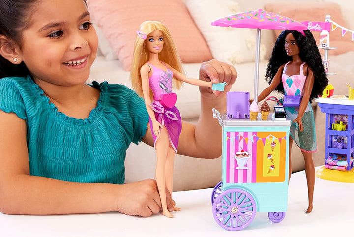 Barbie Juego y 2 muñecas con más de 20 accesorios, juego de paseo m...
