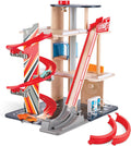 Hape Gearhead Stunt Garage - Juego de Garaje de Estacionamiento de Autos de Juguete de Madera para Niños con Ascensor y 2 Pistas de Salida, Bucle Desmontable, Incluye 2 Autos de Carreras de Juguete de