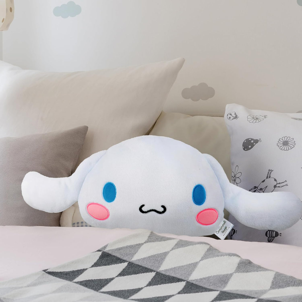Hello Kitty Sanrio - Almohada de felpa esponjosa, cojín de felpa Kawaii decoración kawaii Cinnamoroll Kuromi, regalos para adolescentes y mujeres (cinamoroll blanco, 15.7 pulgadas de largo x 15.4 pulgadas de ancho)