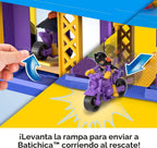 Set de juego de Super Amigos DC figuras de acción de Batichica y escondite de Fisher-Price Imaginext con 2 figuras y 5 accesorios para juego de rol para niños de 3+ años