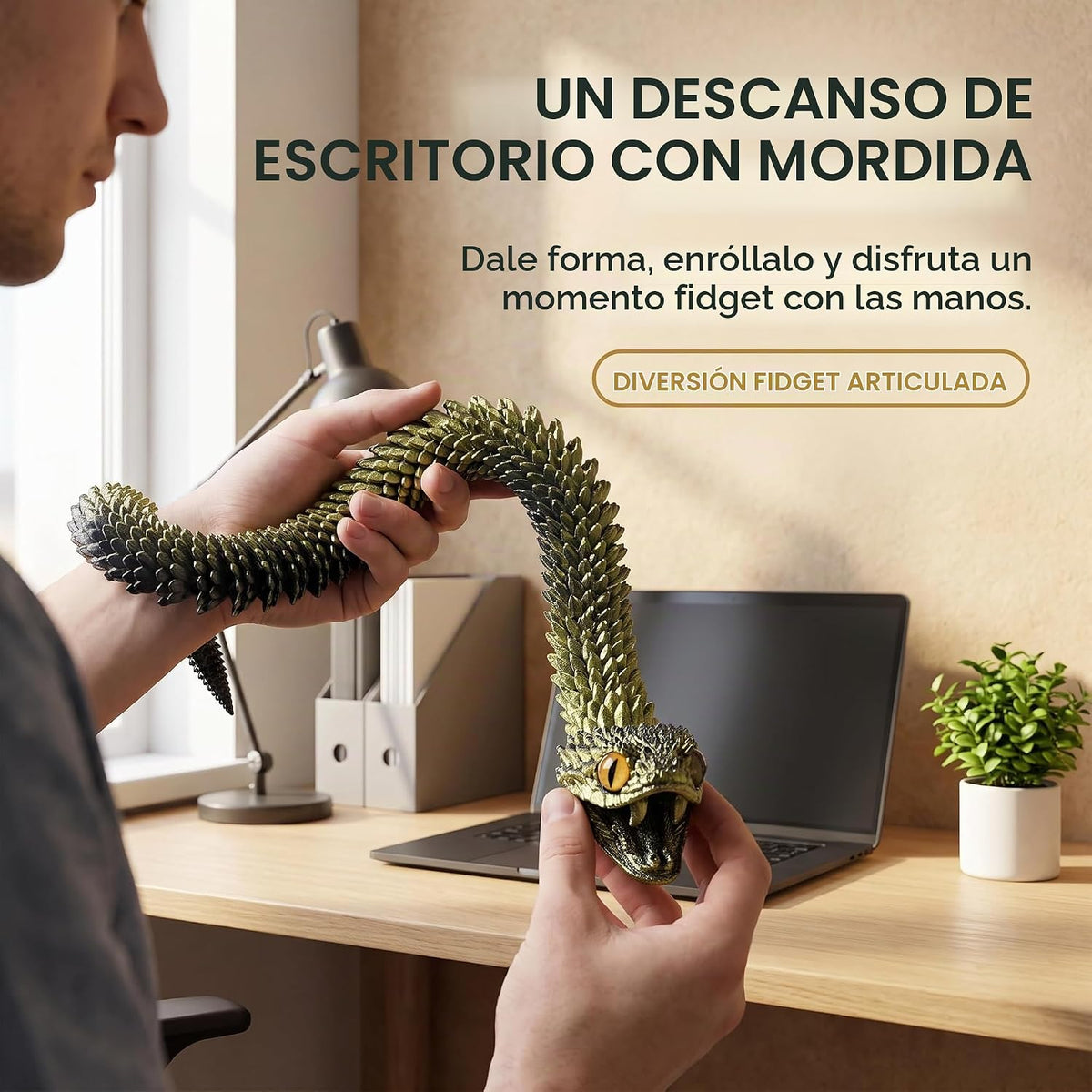 Modelo de serpiente impreso en 3D sobredimensionado de 35.5 in con dientes móviles (Negro Dorado)
