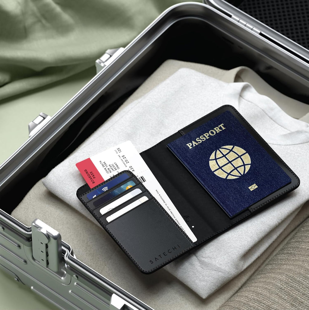 Satechi Portapasaporte para Viaje con Find My, Funda para Pasaporte con Soporte para 4 Tarjetas, Carga Inalámbrica y Protección RFID – Portapasaporte Esencial de Viaje en Cuero Vegano, Negro