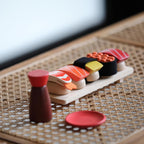 PlanToys Juego de sushi de madera (3627) | Hecho de forma sostenible de madera de caucho y pinturas y tintes no tóxicos