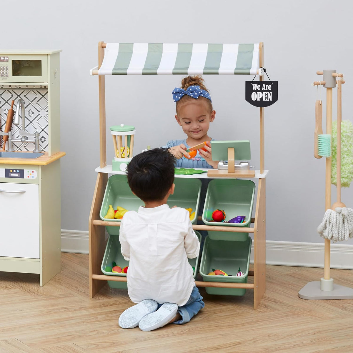 Teamson Kids Little Helper - Puesto de madera del mercado de granjeros con caja registradora de juguete y 6 contenedores de almacenamiento de plástico, verde, TD-13638A-AMZ