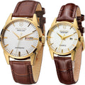 ROCOSJEWE R0101QL Juego de relojes para parejas - Caja clásica dorada con esfera blanca y correa de cuero marrón - Relojes automáticos de lujo de cuarzo para hombre y mujer - Regalo