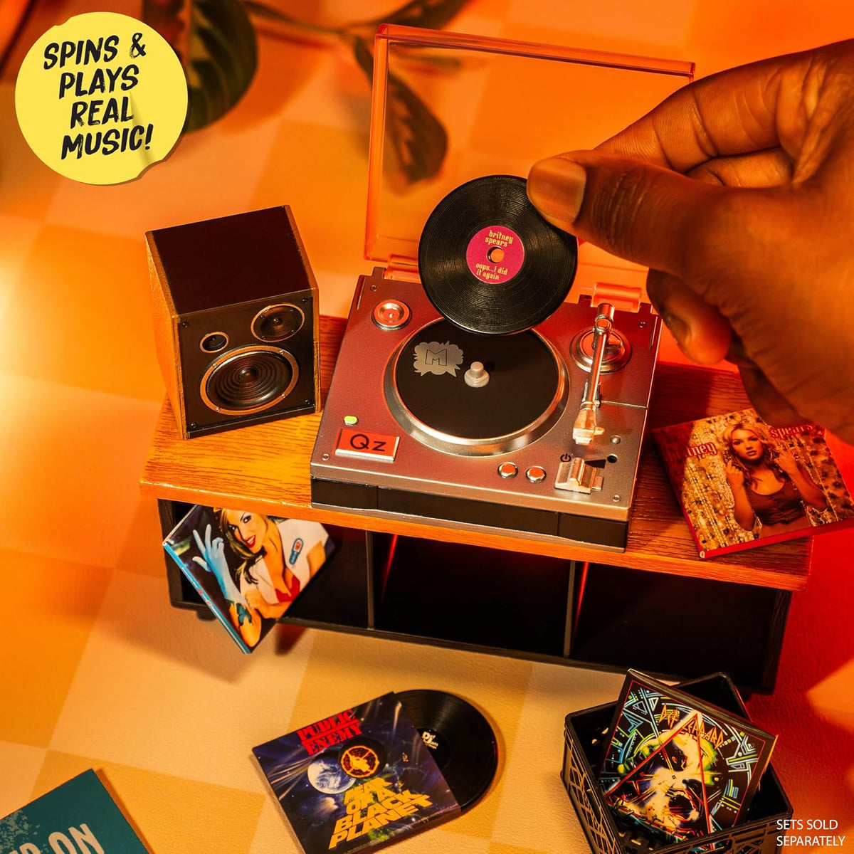 MGA's Miniverse Vinilo de música real (paquete de 2) Mystery Blind, 4 mini discos reproducibles por paquete, funda y llavero, coleccionistas, regalo, Britney Spears, Elton John, TLC