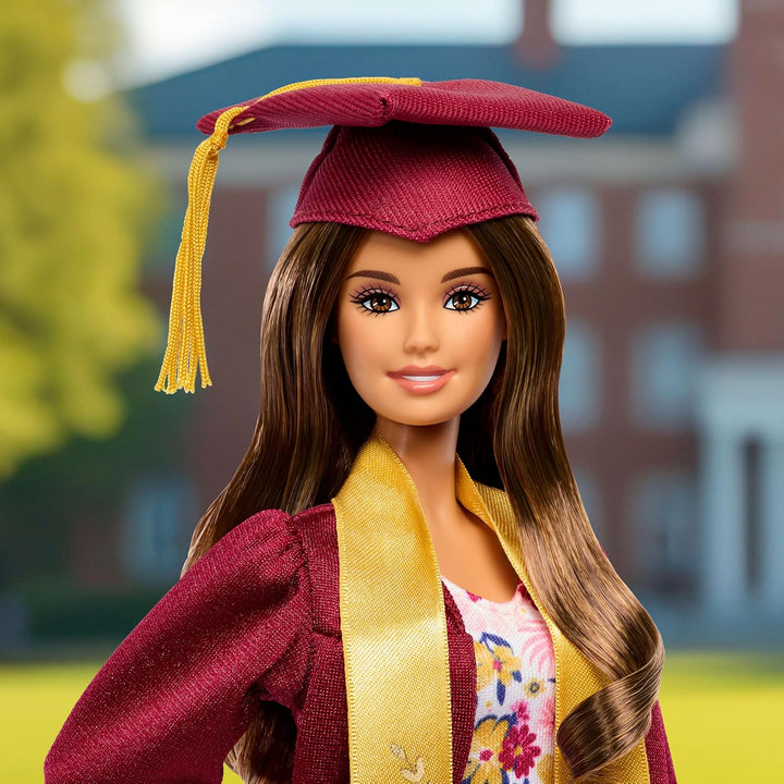Barbie Signature Graduation Wishes - Muñeca de moda con bata burdeo...