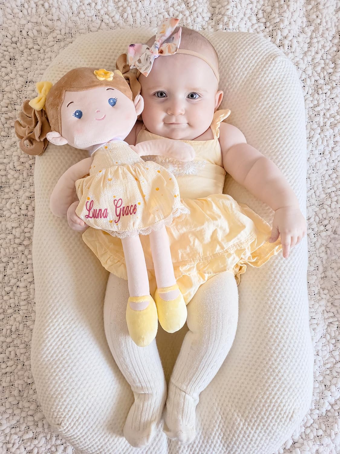 LeyaDoll Muñeca de bebé suave de felpa (40.6 cm), Daisy Girl-amarillo