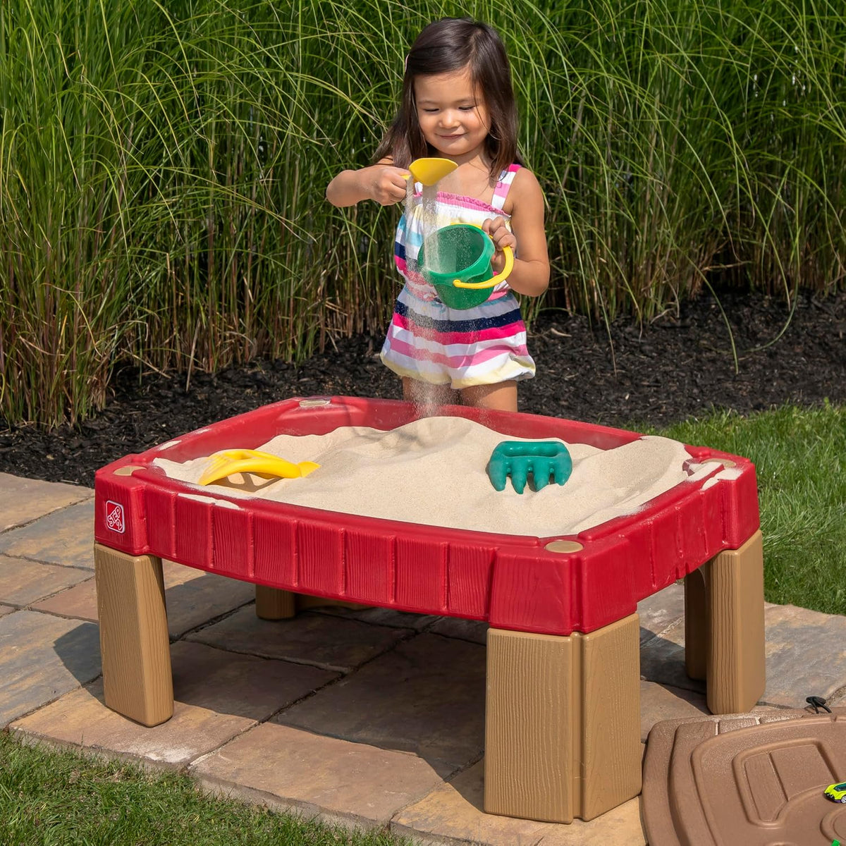 Step2 Mesa de Arena Naturally Playful, Mesa Sensorial de Actividades de Arena para Niños, Kit de Accesorios de 5 Piezas, Juguetes de Verano al Aire Libre para Niños Pequeños, 2+ Años