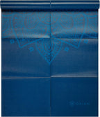 Gaiam Esterilla de yoga – Esterilla plegable de viaje para fitness y ejercicio – Esterilla de yoga plegable para todo tipo de yoga, pilates y entrenamientos de suelo (68 pulgadas de largo x 24