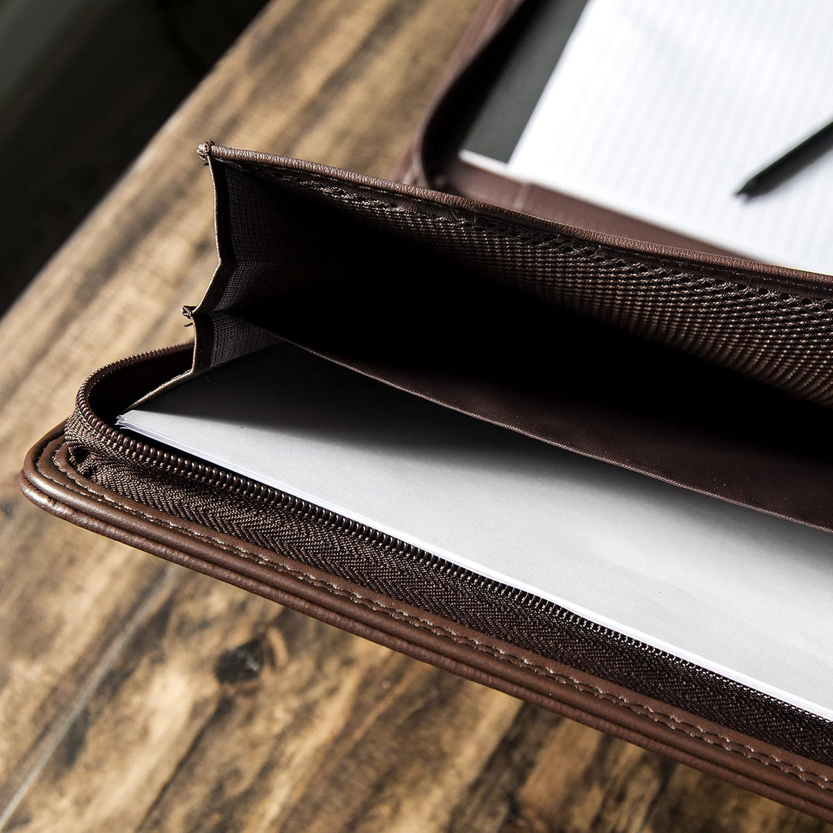Cossini Portafolio de Negocios Premium con Cremallera – Padfolio - Las Impresiones Comerciales Superiores Comienzan con Cuero PU Vegano, Funda para Tableta de 10.1 Pulgadas, Almacenamiento Inteligente