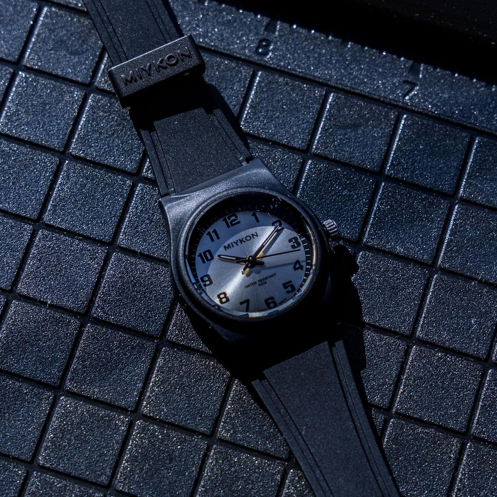 Reloj analógico Miykon para mujer, negro, delicado, fácil de leer, resistente al agua 100M