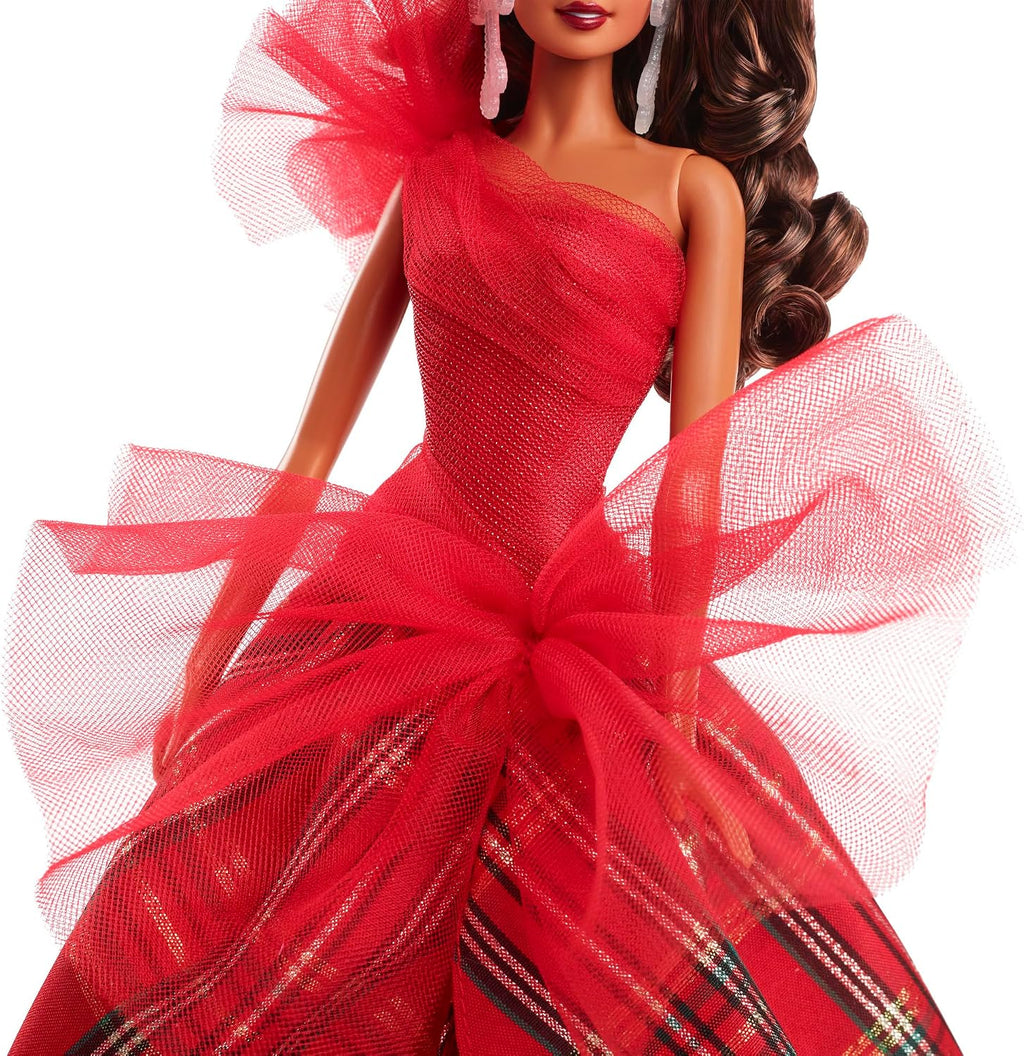 Barbie Signature 2024 Muñeca Navideña con Cabello Castaño Claro en Vestido a Cuadros, Juguete Coleccionable en Empaque Exhibible
