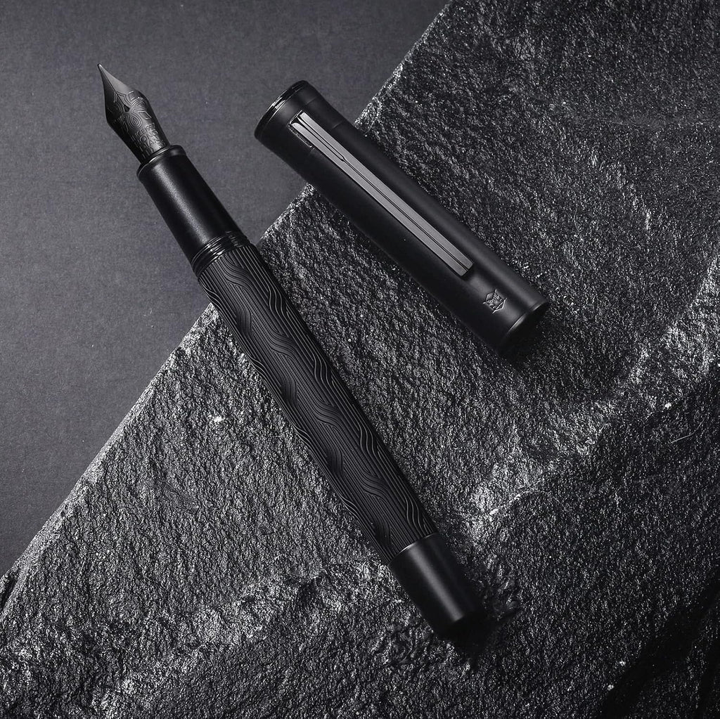 Pluma fuente HONG DIAN Black Forest Max, plumilla fina recubierta de titanio, grabado de nudo chino, escritura suave, con convertidor y estuche metálico