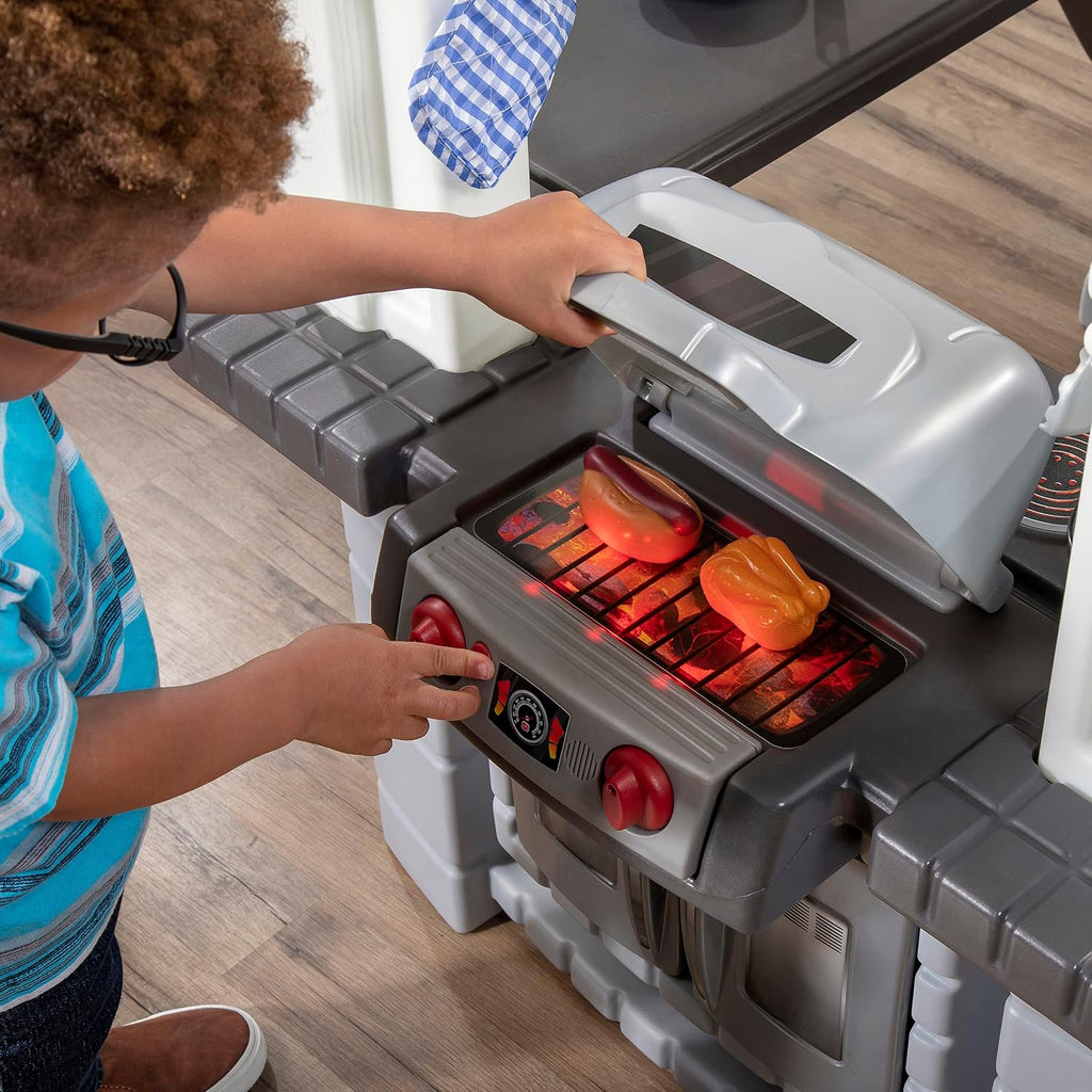 Step2 Grand Walk-in - Juego de cocina y parrilla para niños, cocineta para interiores y exteriores, juego interactivo con luces y sonidos, plástico duradero, accesorios de juguete de 103 piezas, niños
