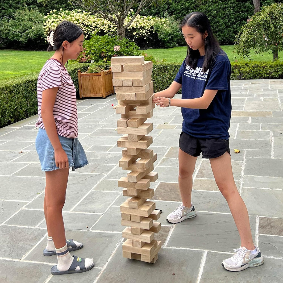 Juego de torre gigante de caída, torre grande que se apila hasta más de 5 pies, 54 bloques gigantes de madera para juegos de patio al aire libre con estuche de transporte, apilamiento de madera, juguete nocturno, regalo para niños, adultos y familia