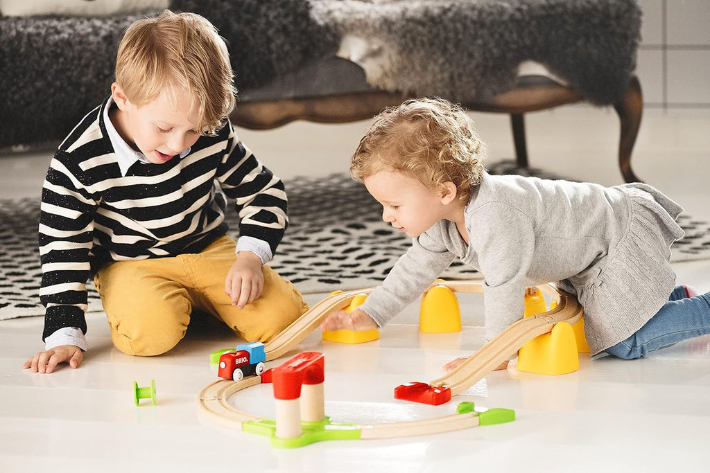 BRIO World 33710 - Mi primer tren de batería ferroviario | Juego de 25 piezas de tren de madera para niños pequeños | Incluye accesorios y pistas de madera | Certificado por Forest Stewardship Council