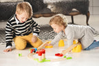 BRIO World 33710 - Mi primer tren de batería ferroviario | Juego de 25 piezas de tren de madera para niños pequeños | Incluye accesorios y pistas de madera | Certificado por Forest Stewardship Council