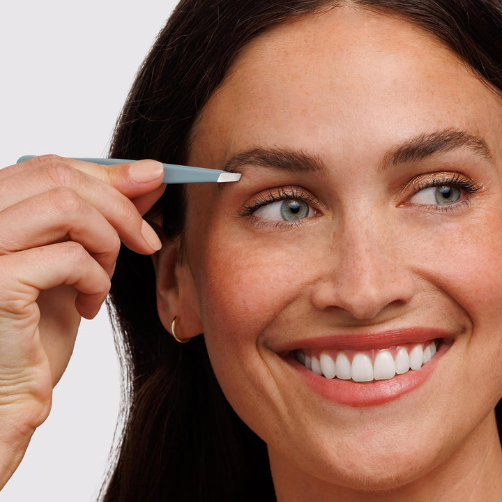 Tweezerman - Pinza para cejas inclinada Mist Blue de acero inoxidab...