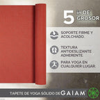Gaiam - Esterilla de yoga de calidad superior de 5mm, lisa, gruesa y antideslizante para todo tipo de ejercicios de yoga, pilates y gimnasia (173 cm x 61 cm x 5 mm)