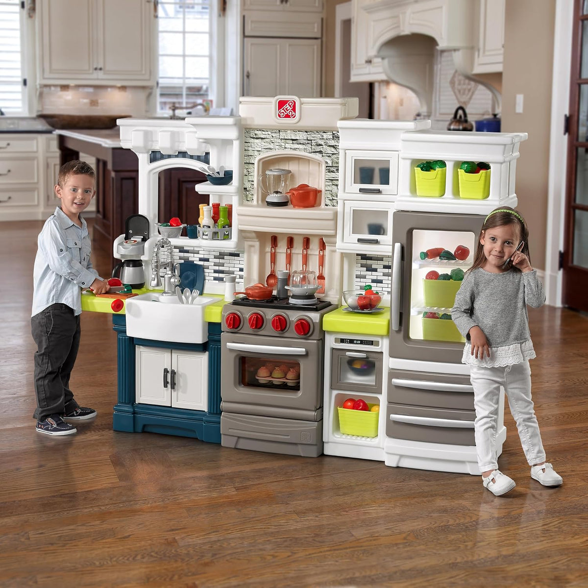 Step2 Elegant Edge - Juego de cocina para niños, cocina para interiores y exteriores, juego interactivo con luces y sonidos, hecho de plástico duradero, incluye 78 accesorios de juguete, para niños