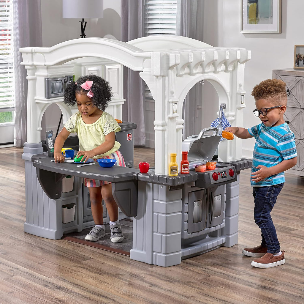 Step2 Grand Walk-in - Juego de cocina y parrilla para niños, cocineta para interiores y exteriores, juego interactivo con luces y sonidos, plástico duradero, accesorios de juguete de 103 piezas, niños