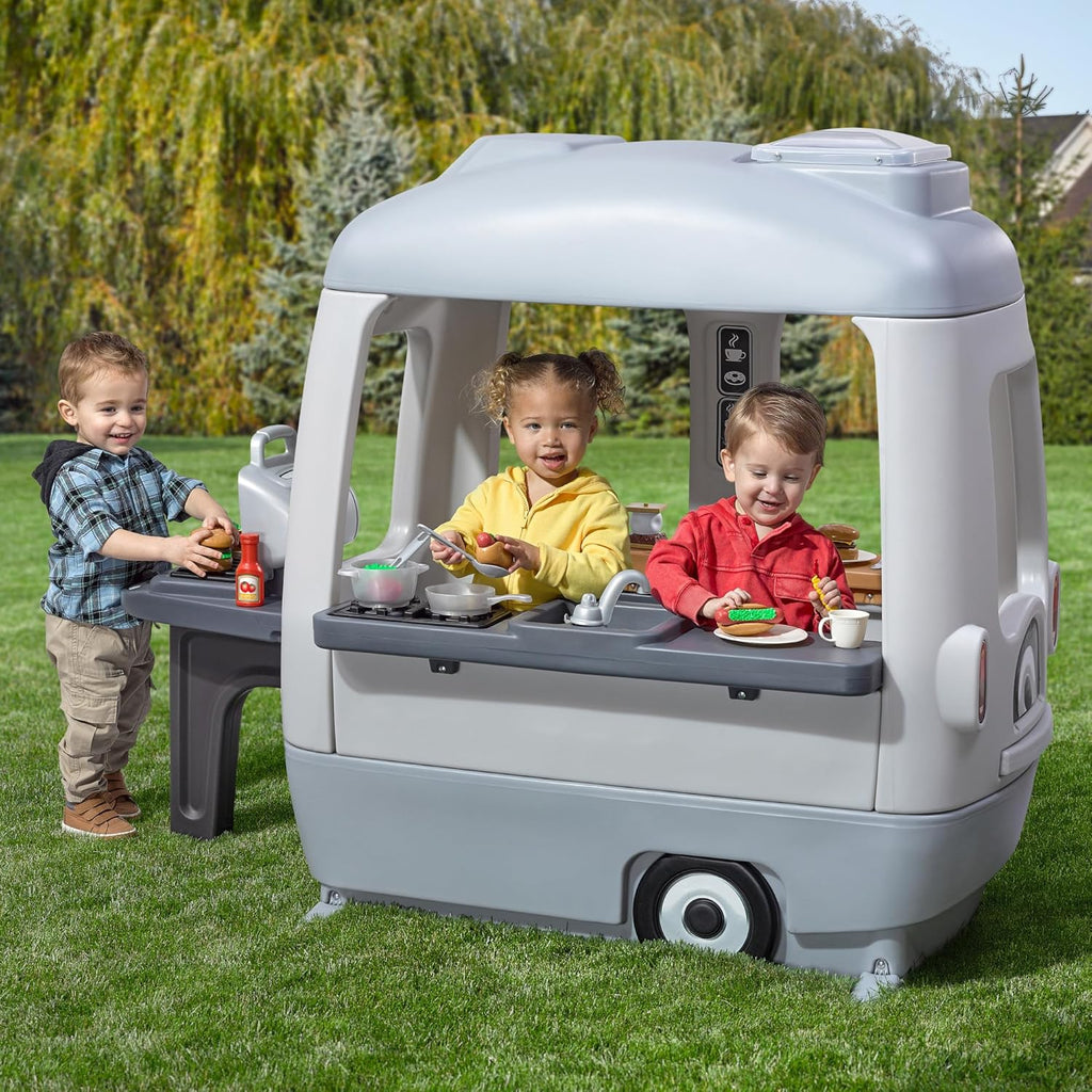 Step2 Adventure Camper Casa de juegos para niños con zona de cocina, 52 accesorios