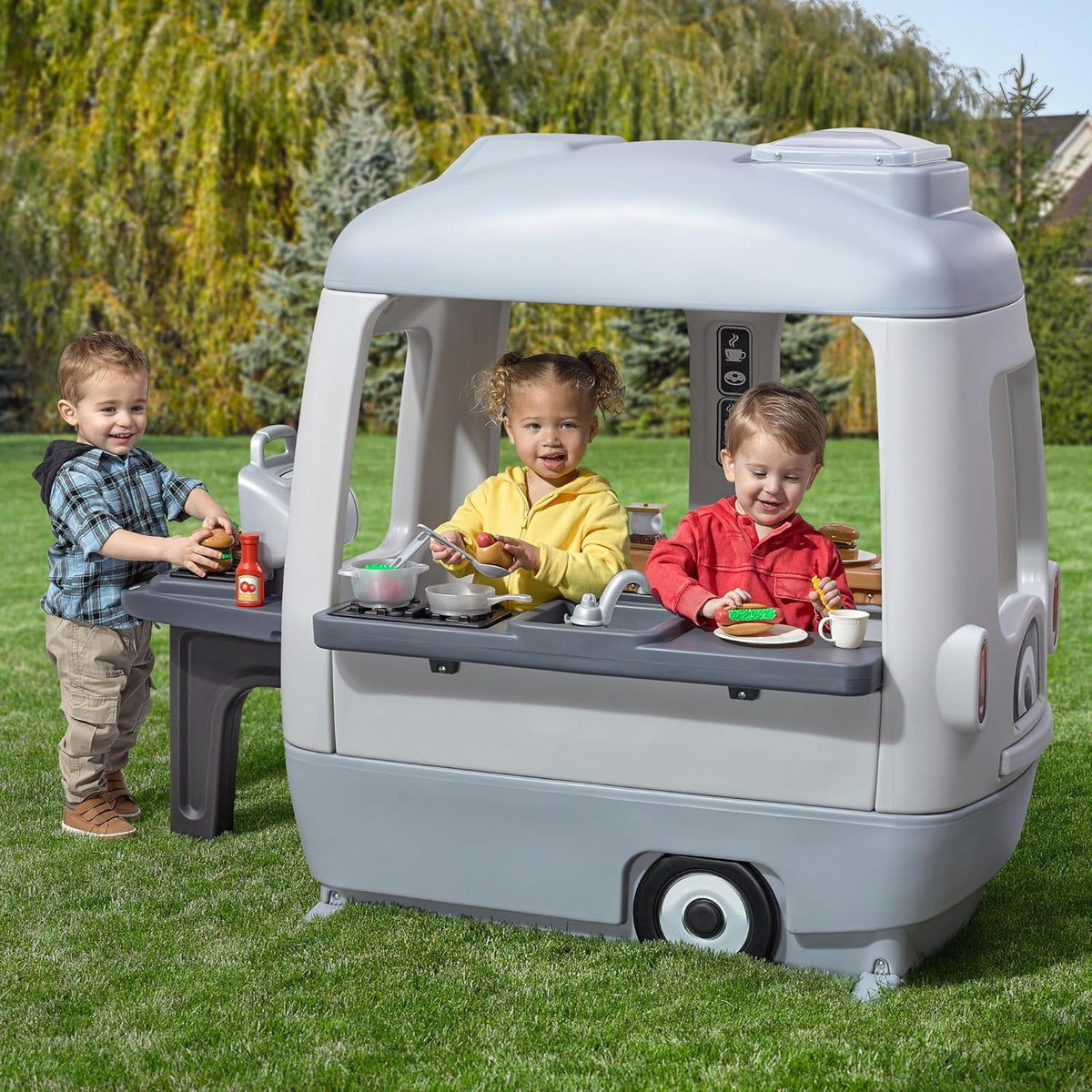 Step2 Adventure Camper Casa de juegos para niños con zona de cocina, 52 accesorios