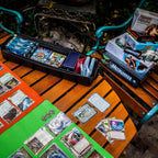 Funda Negra para Cartas de Quiver - Estuche para Baraja de TCG, Bolsa para Cartas de Juego (+ Correa para Muñeca y Hombro, Separadores, Dividers, Almohadillas para Esquinas + 100 Fundas