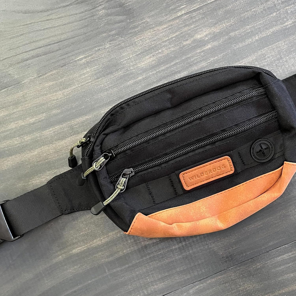 Riñonera de utilidad Wilderdog con 3 bolsillos para guardar premios, pelotas, llaves, correa ajustable y dispensador de bolsas para caca, Negro, Pequeña